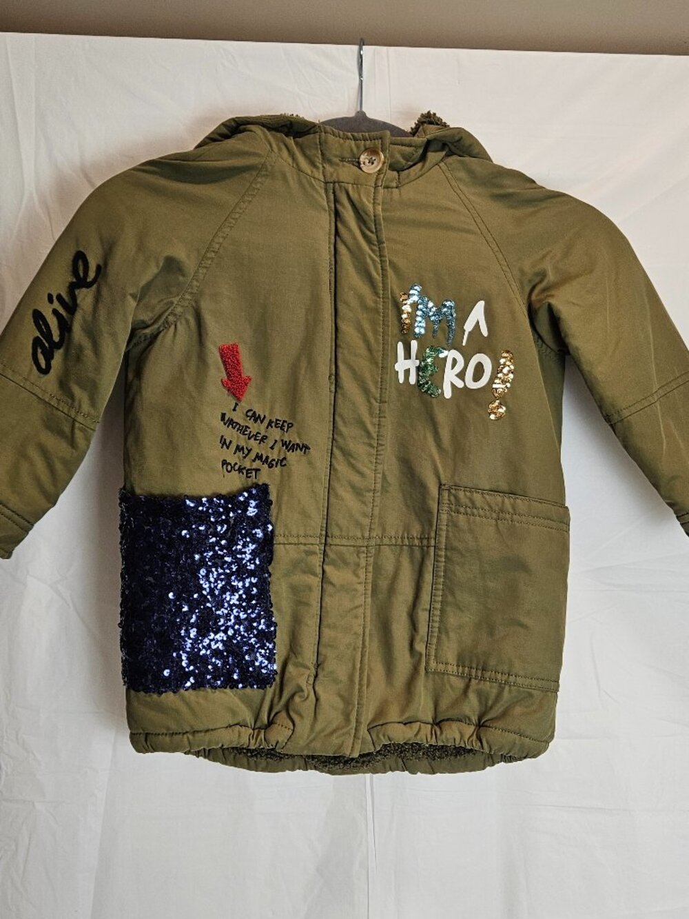 ZARA Girls Olive Green Sequin “I’m a Hero” Coat – Size 5 (110 cm) – Outerwear Co